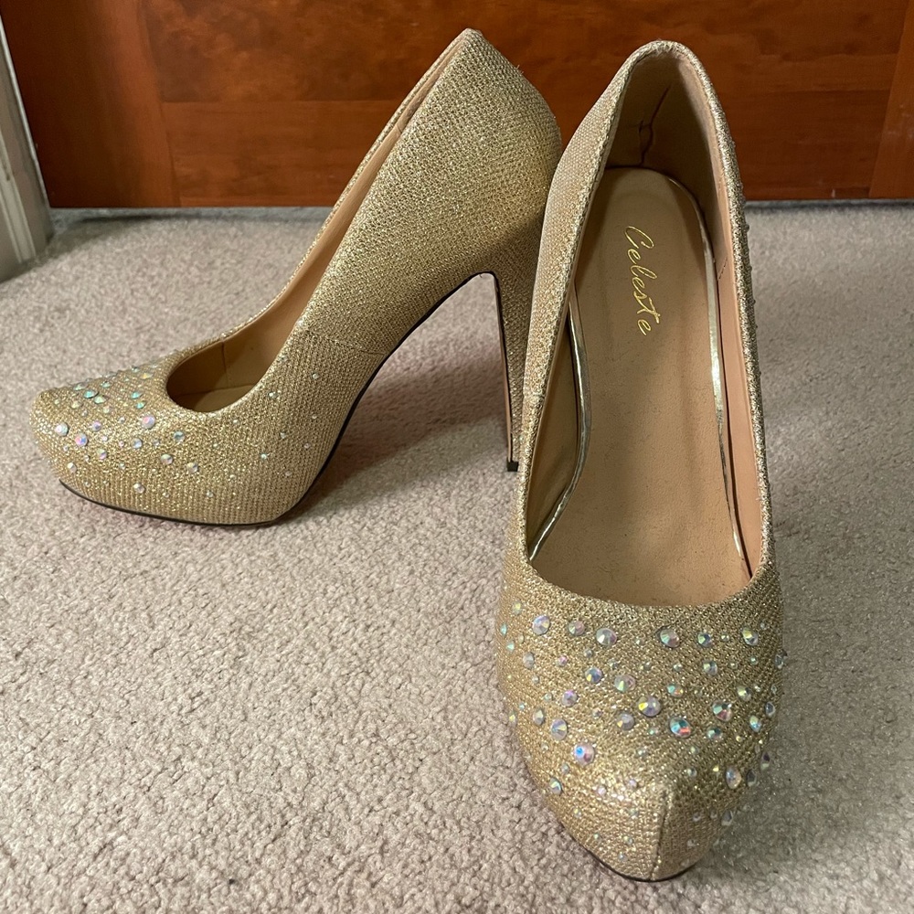 NEVER WORN gold heels